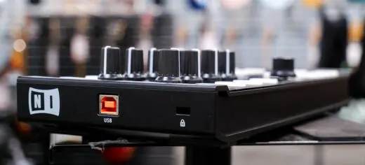 Native Instruments - Traktor Kontrol X1 MKII DJ Controller 2